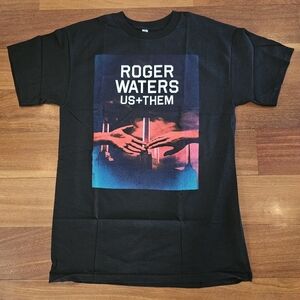 New Roger Waters Live Us & Them Tour 2017 concert band t shirt Medium